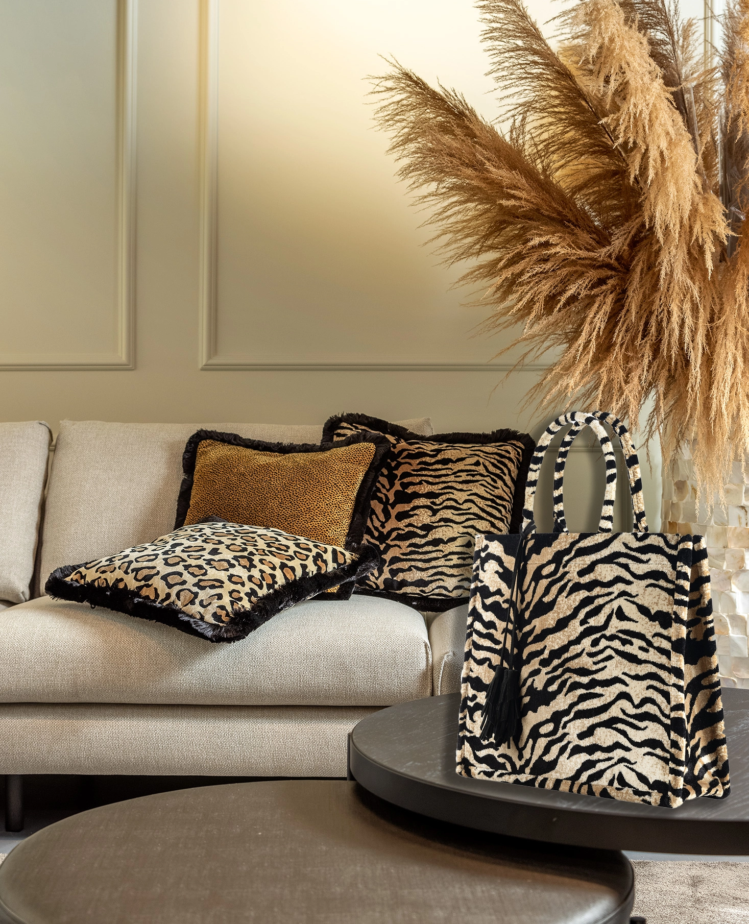 ELEONORA | Coussin | 45x45 cm Pumice Stone | Beige | Velours | Hoii | Avec un rembourrage luxueux