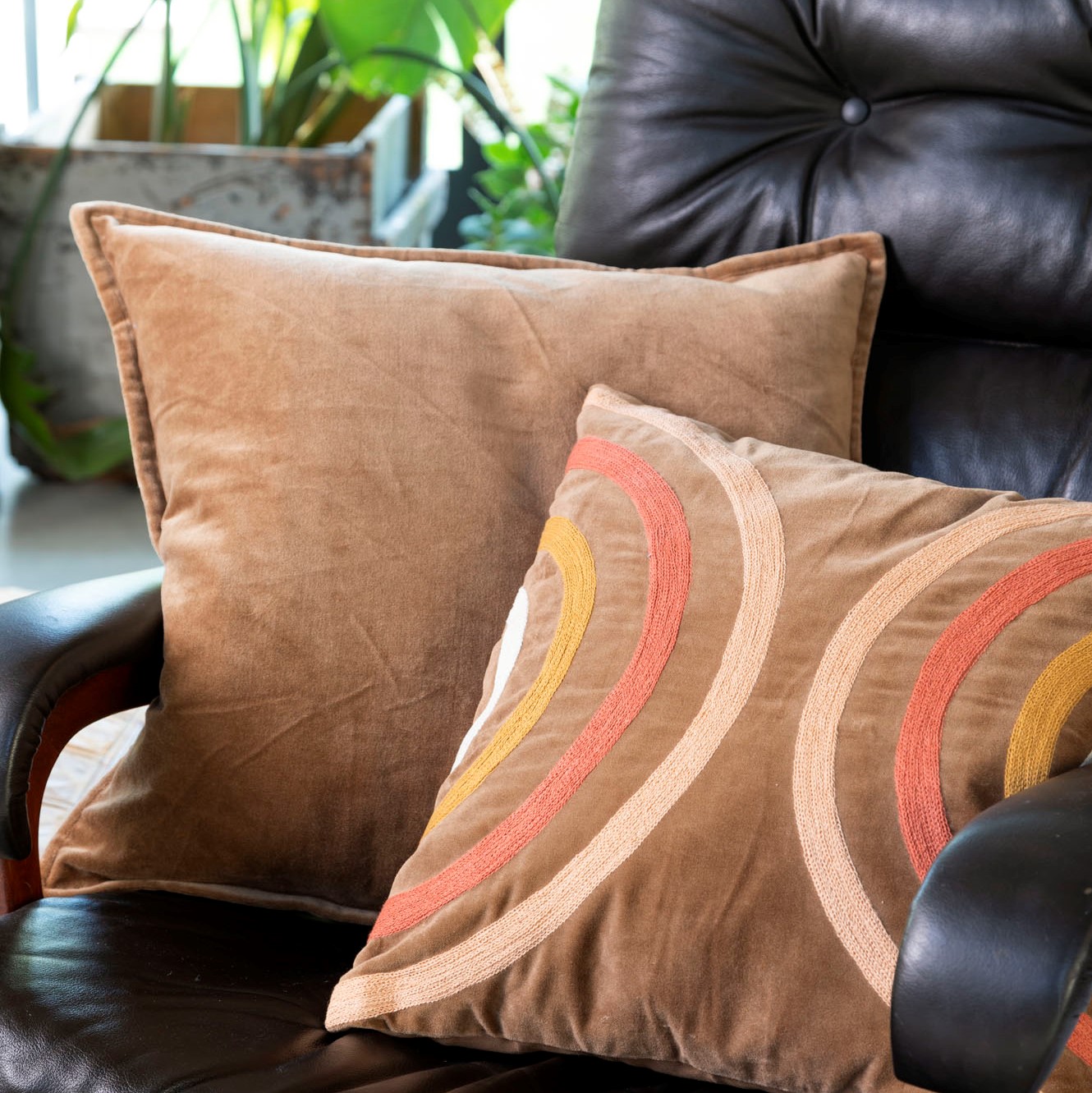 CAITH - Sierkussen velvet Tobacco Brown 50x50 cm CAITH - Sierkussen velvet Tobacco Brown 50x50 cm