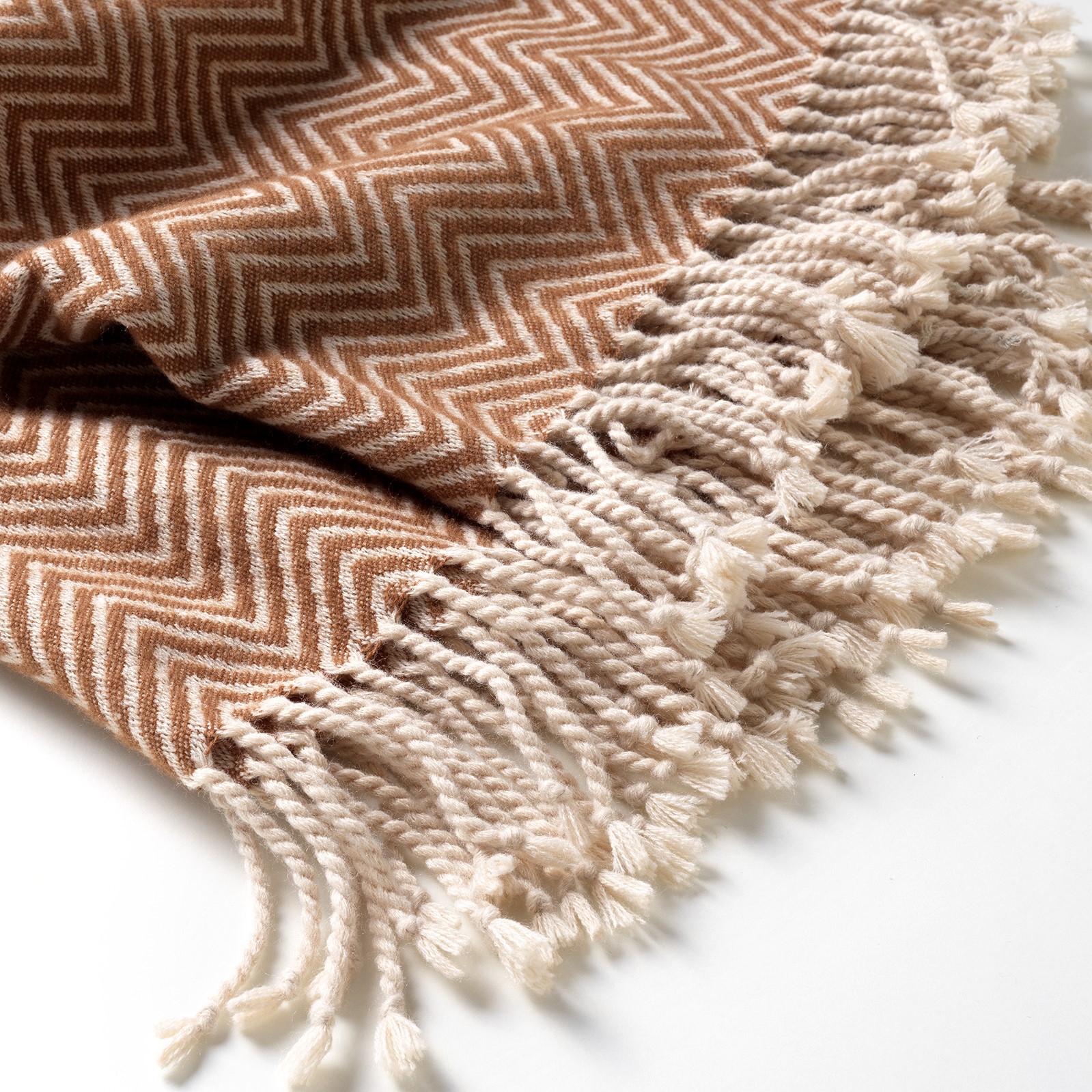EVONY - Plaid 140x180 cm - Tobacco Brown - bruin - zigzag patroon - franjes EVONY - Plaid 140x180 cm - Tobacco Brown - bruin - zigzag patroon - franjes
