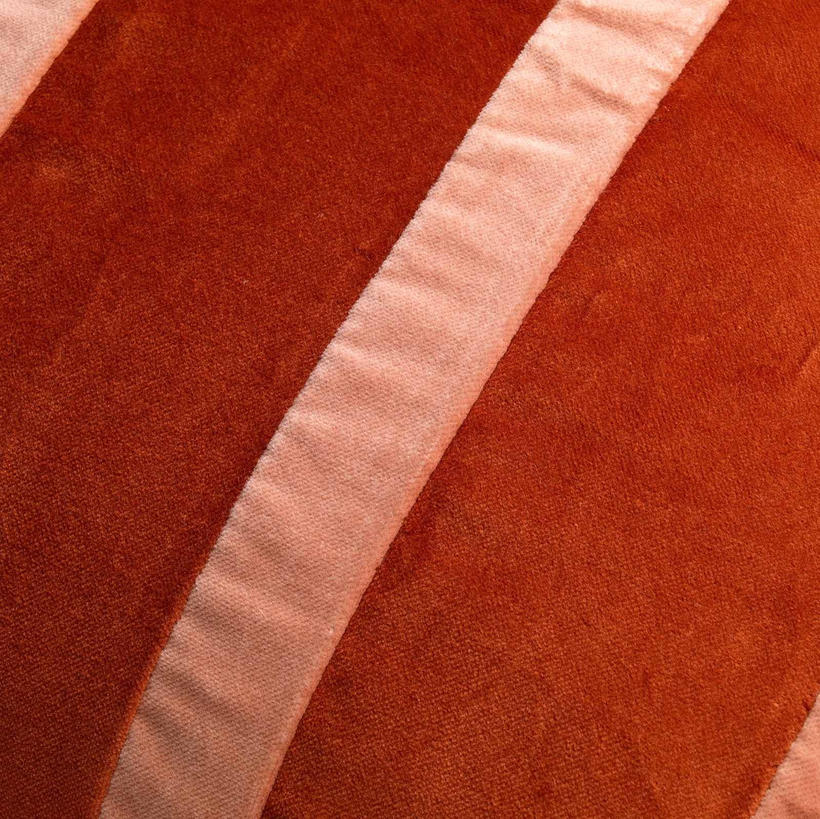 PEMM - Sierkussen velvet 45x45 cm - Potters Clay oranje - roze streepjes PEMM - Sierkussen velvet 45x45 cm - Potters Clay oranje - roze streepjes