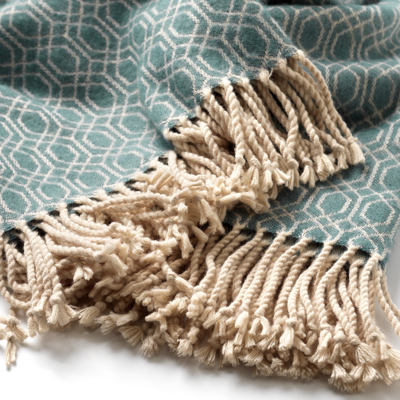 ELODIE - Plaid 140x180 cm - Sagebrush Green - lichtgroen & beige - franjes - geometrisch patroon ELODIE - Plaid 140x180 cm - Sagebrush Green - lichtgroen & beige - franjes - geometrisch patroon