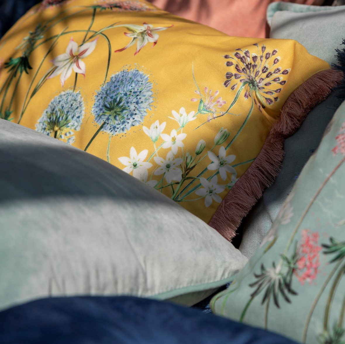 BLOOM - Sierkussen met bloemenpatroon Golden Glow 40x60 cm BLOOM - Sierkussen met bloemenpatroon Golden Glow 40x60 cm