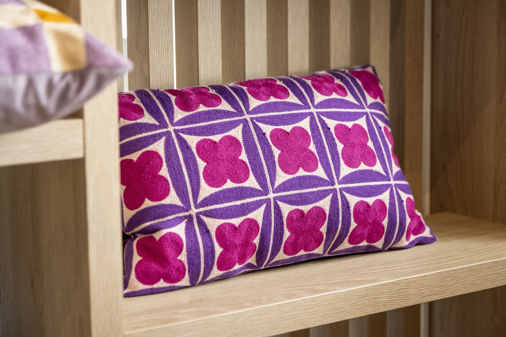 CLOVER - sierkussen 30x50 cm - geometrisch - geborduurd - Deep Lavender - paars