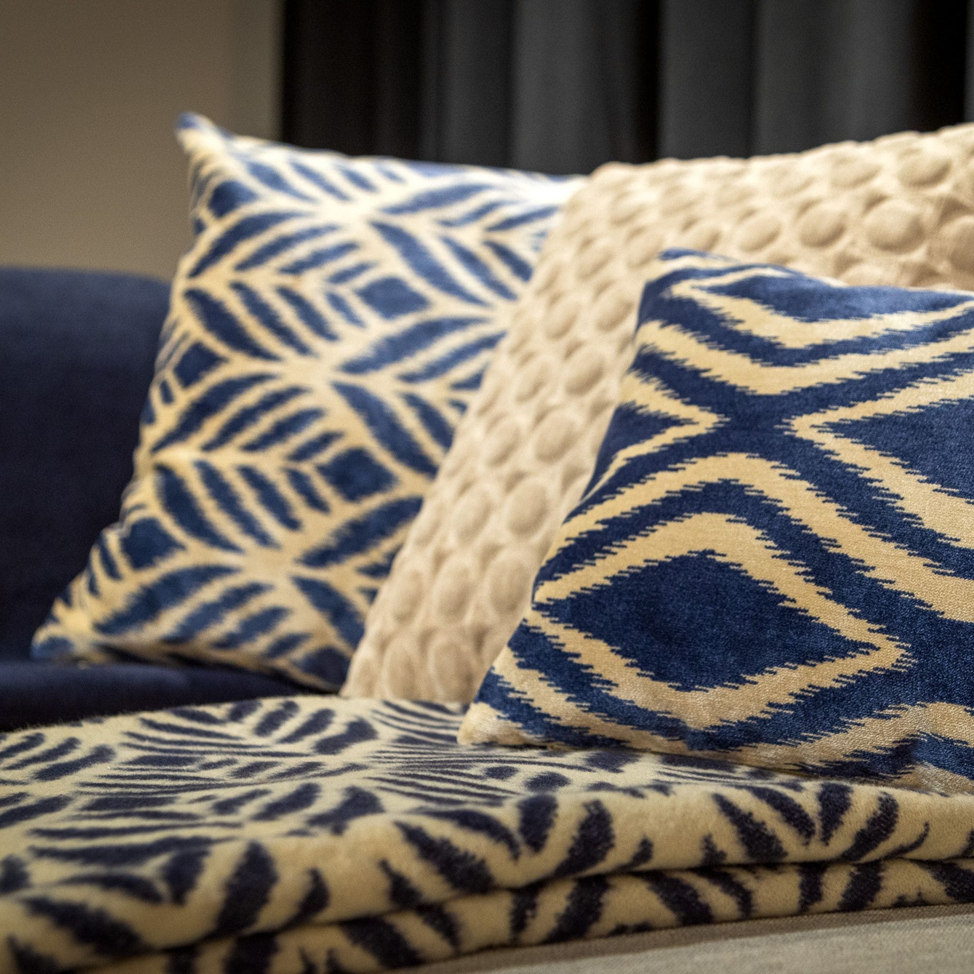 AMORA | sierkussen 45x45 cm | Insignia Blue | blauw | Hoii | met duurzame kussenvulling