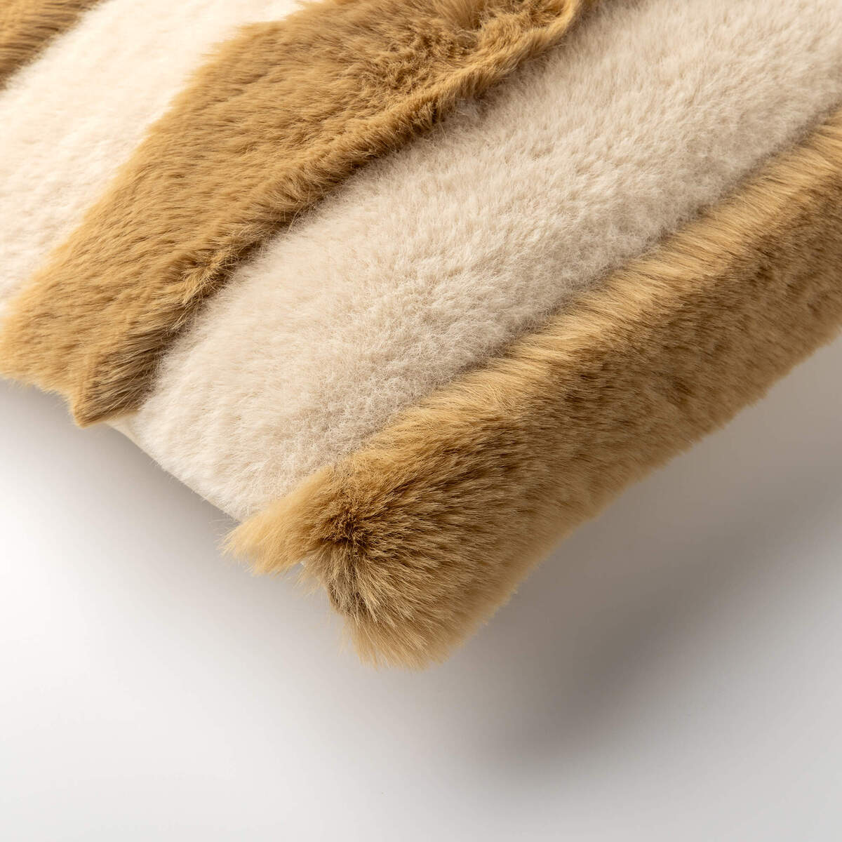 ELLIE - sierkussen 30x50 cm - imitatiebont - Irish Cream - beige