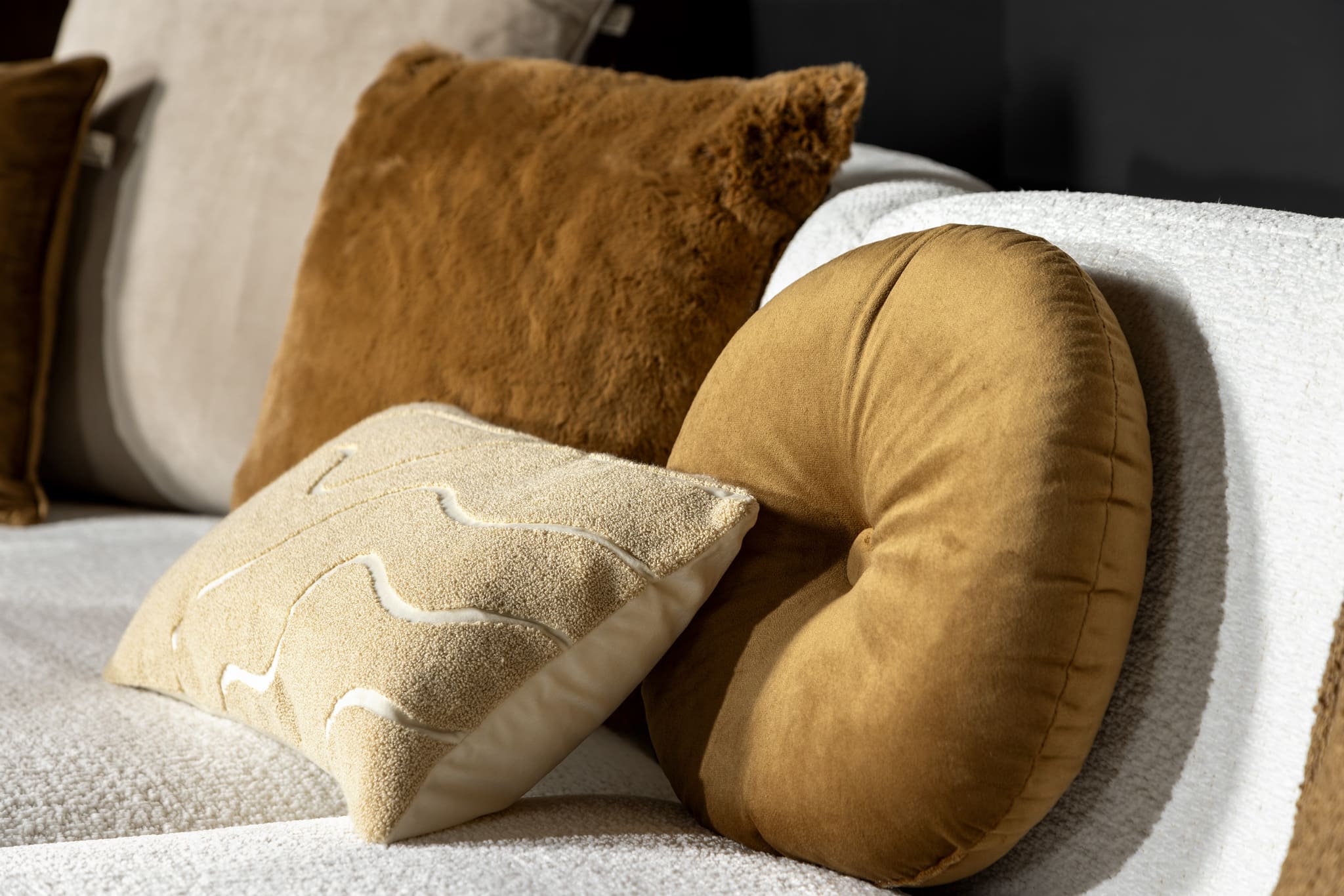 OLLY - Sierkussen rond velvet Ø40 cm - Tobacco Brown - bruin OLLY - Sierkussen rond velvet Ø40 cm - Tobacco Brown - bruin