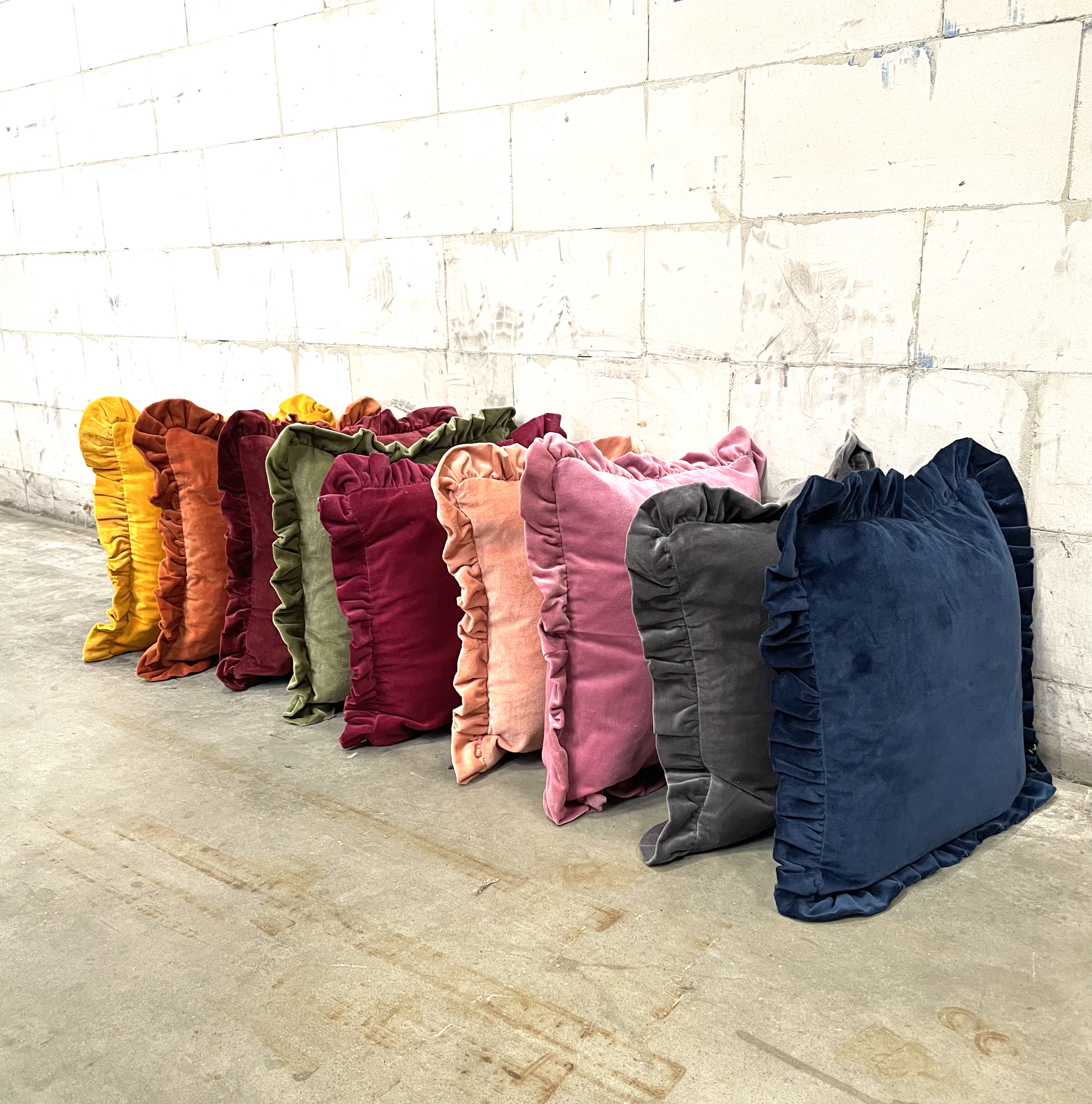 YARA - Kussenhoes 100% katoen 45x45 cm - velvet - Golden Glow - geel - ruches rondom YARA - Kussenhoes 100% katoen 45x45 cm - velvet - Golden Glow - geel - ruches rondom