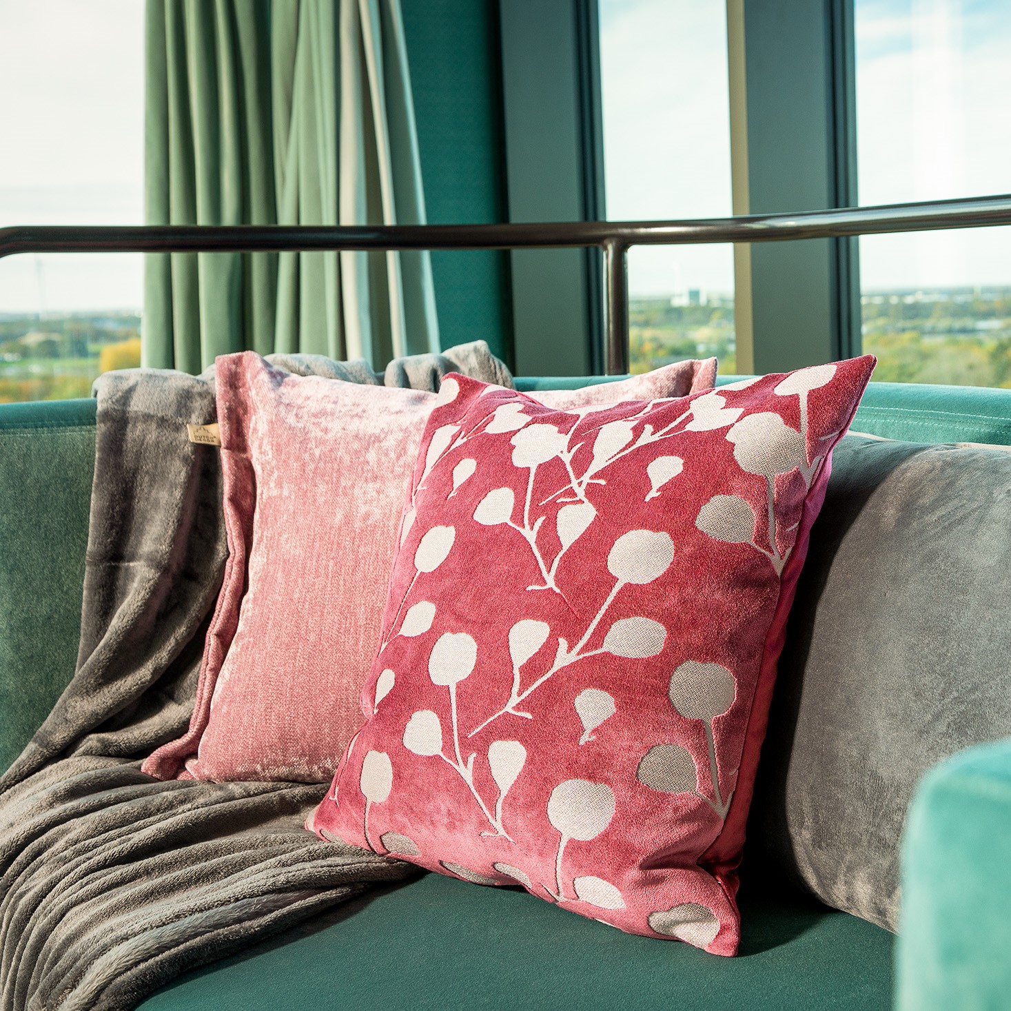 LEWIS - Kussenhoes 45x45 cm - fluweel - met sierrand - Elderberry - paars