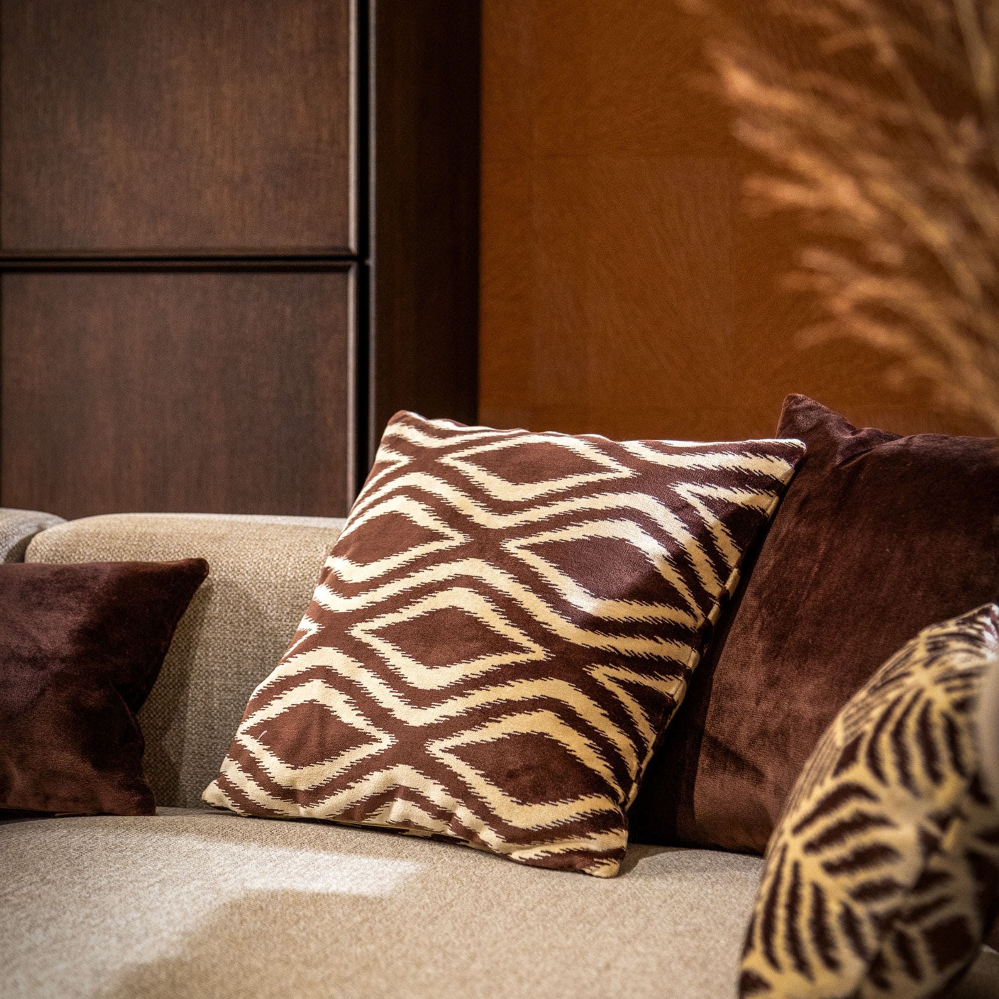 AMORA | sierkussen 45x45 cm | Chocolate Martini | bruin | Hoii | met duurzame kussenvulling