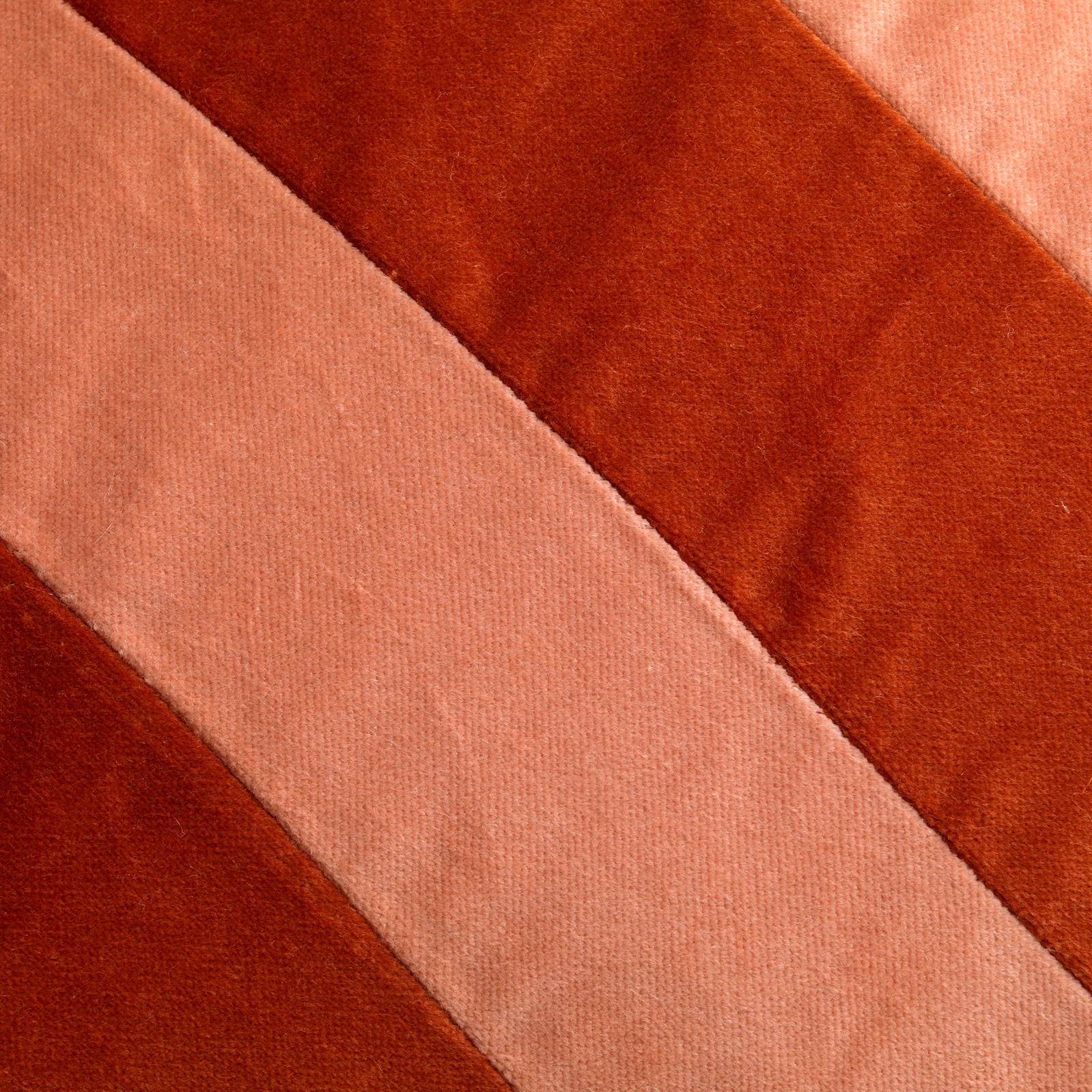 PEBBE - Kussenhoes velvet 45x45 cm - potters clay - oranje - roze - strepen - color blocking PEBBE - Kussenhoes velvet 45x45 cm - potters clay - oranje - roze - strepen - color blocking