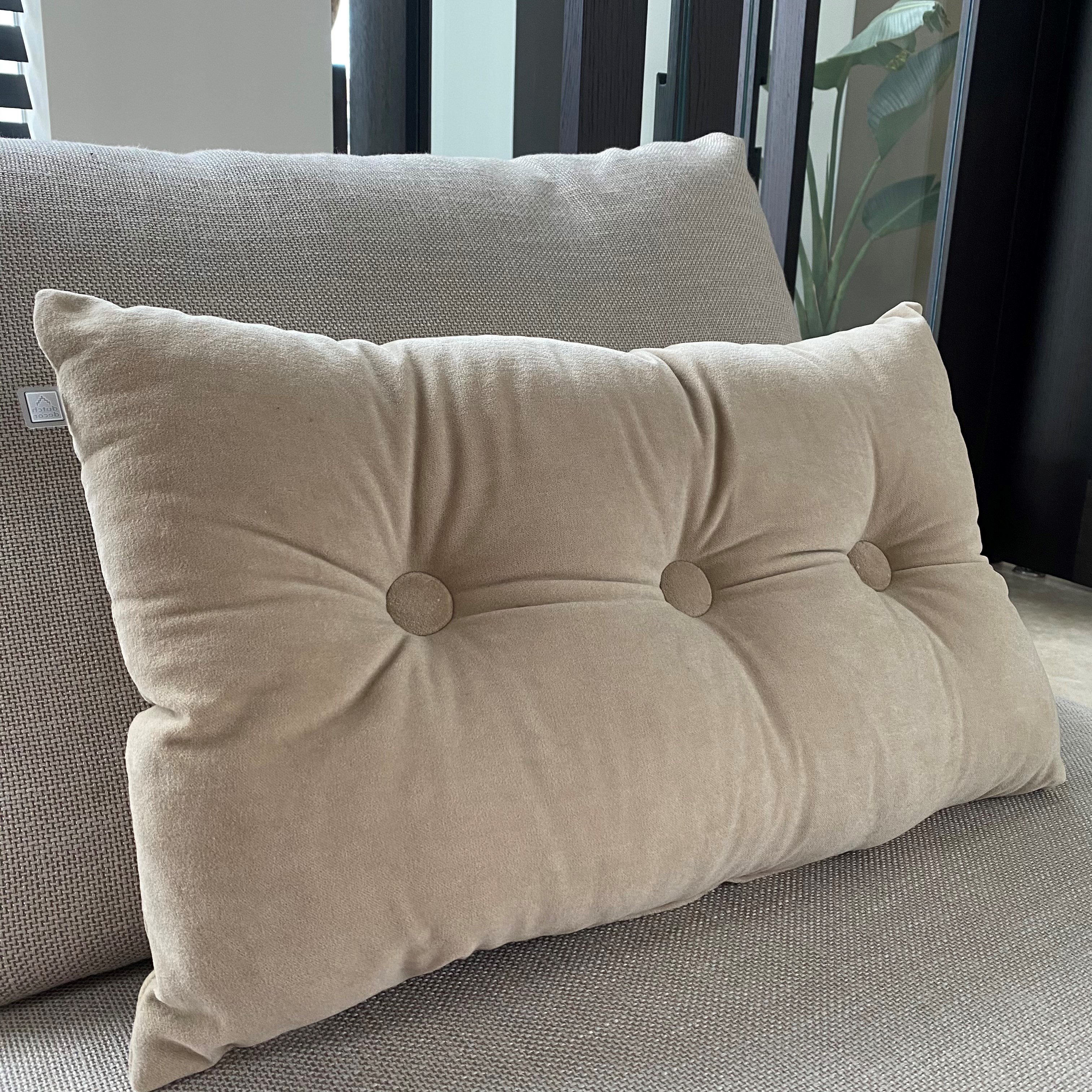 VALERIE - Sierkussen 40x60 cm - velvet - met knopen - Pumice Stone - beige VALERIE - Sierkussen 40x60 cm - velvet - met knopen - Pumice Stone - beige