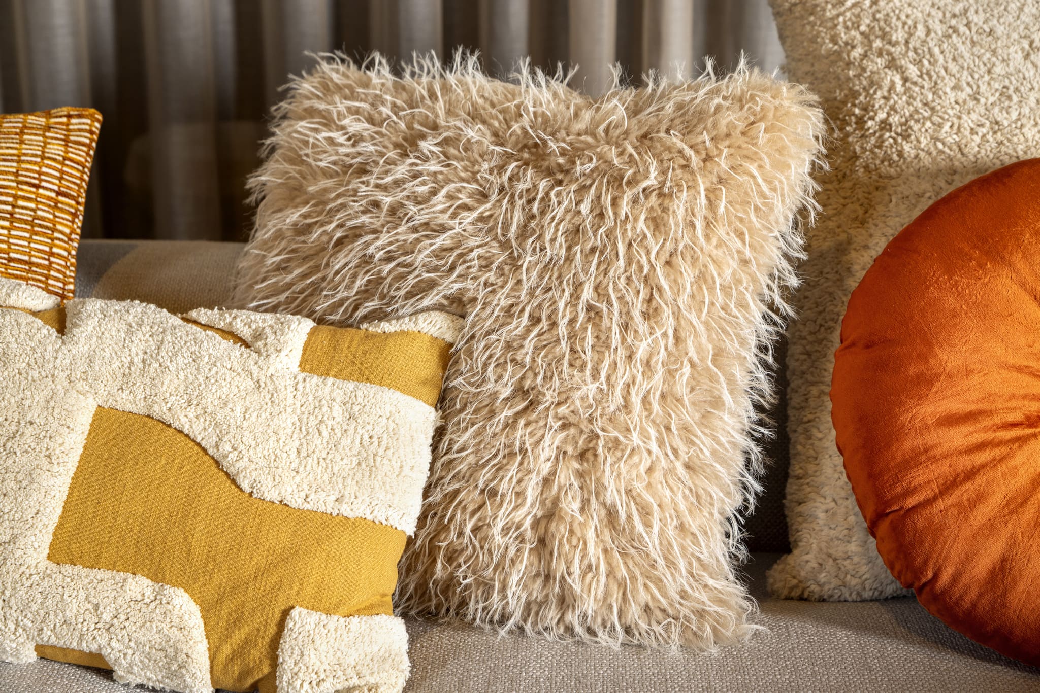 DANO - sierkussen 45x45 cm - imitatiebont - beige