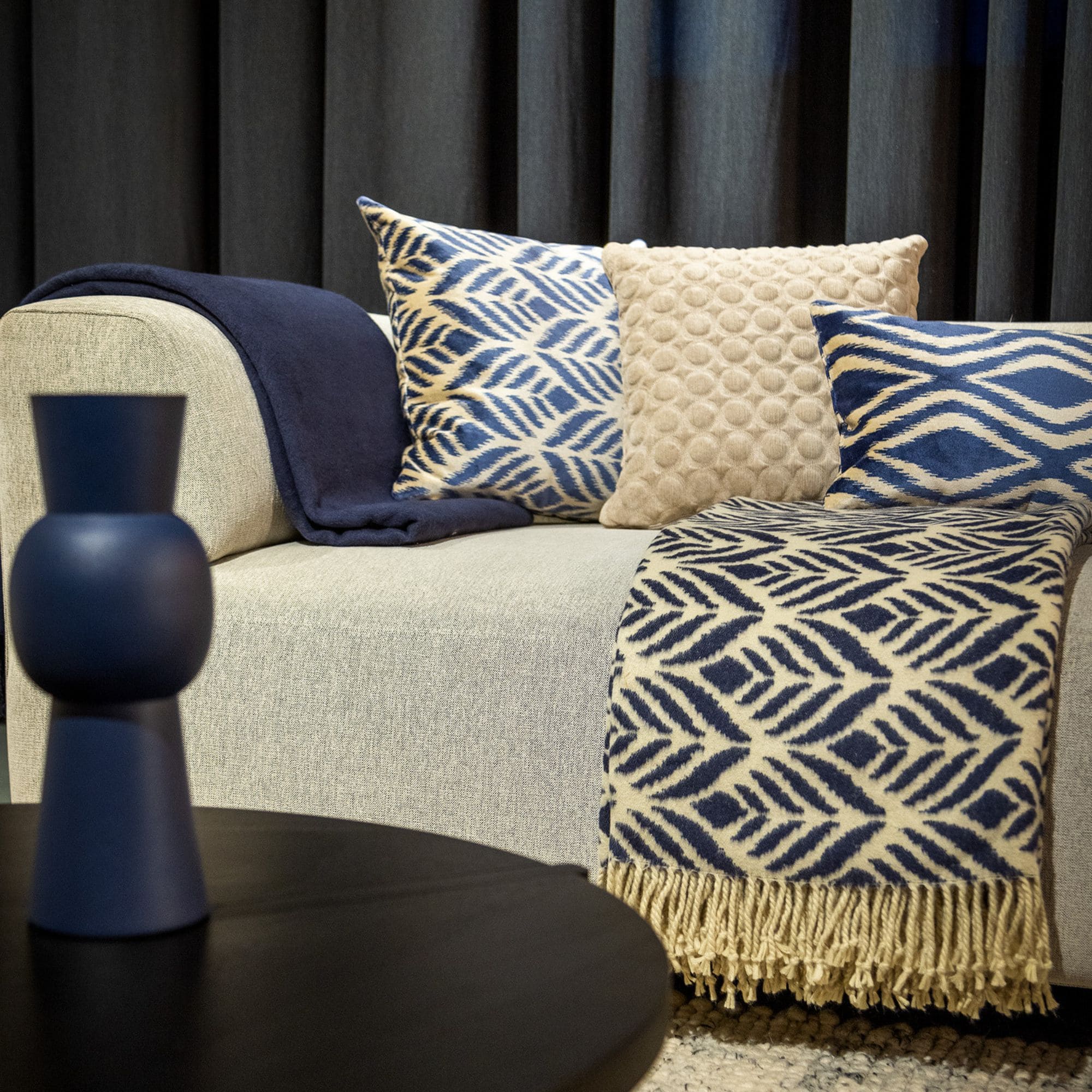 AMORA | sierkussen 45x45 cm | Insignia Blue | blauw | Hoii | met duurzame kussenvulling