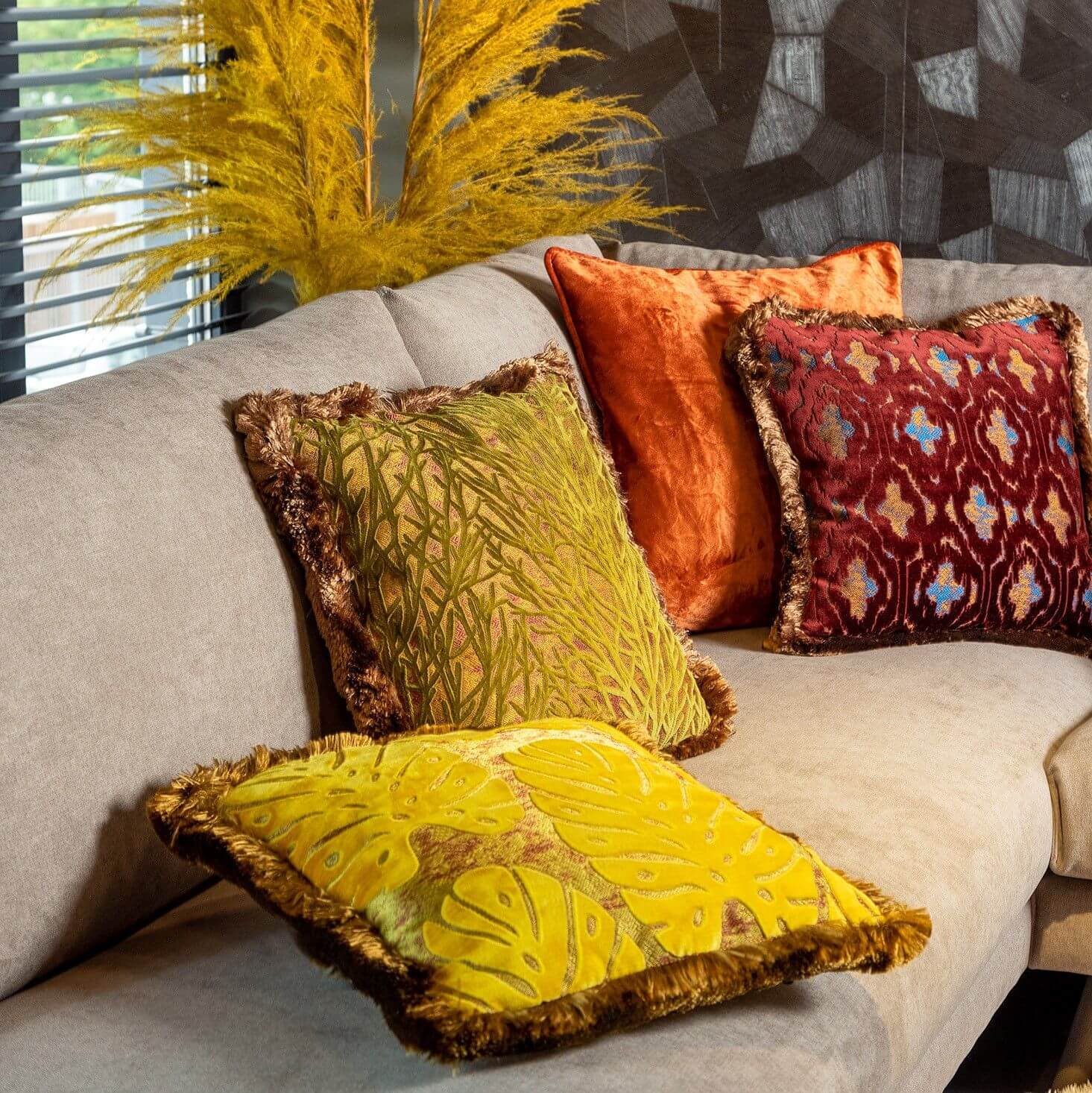 PHOENIX | Sierkussen 45x45 cm | Golden Glow | Geel | Bruin | Hoii | met duurzame kussenvulling