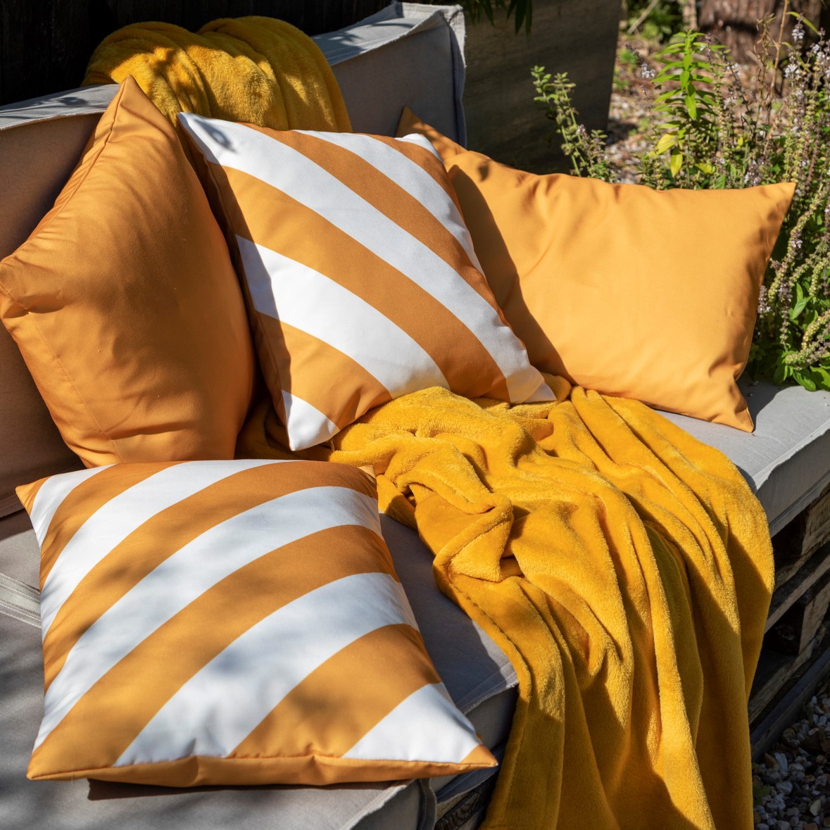 SANZENO - Sierkussen outdoor Golden Glow 40x60 cm - waterafstotend en uv-bestendig - gestreept - wit en geel
