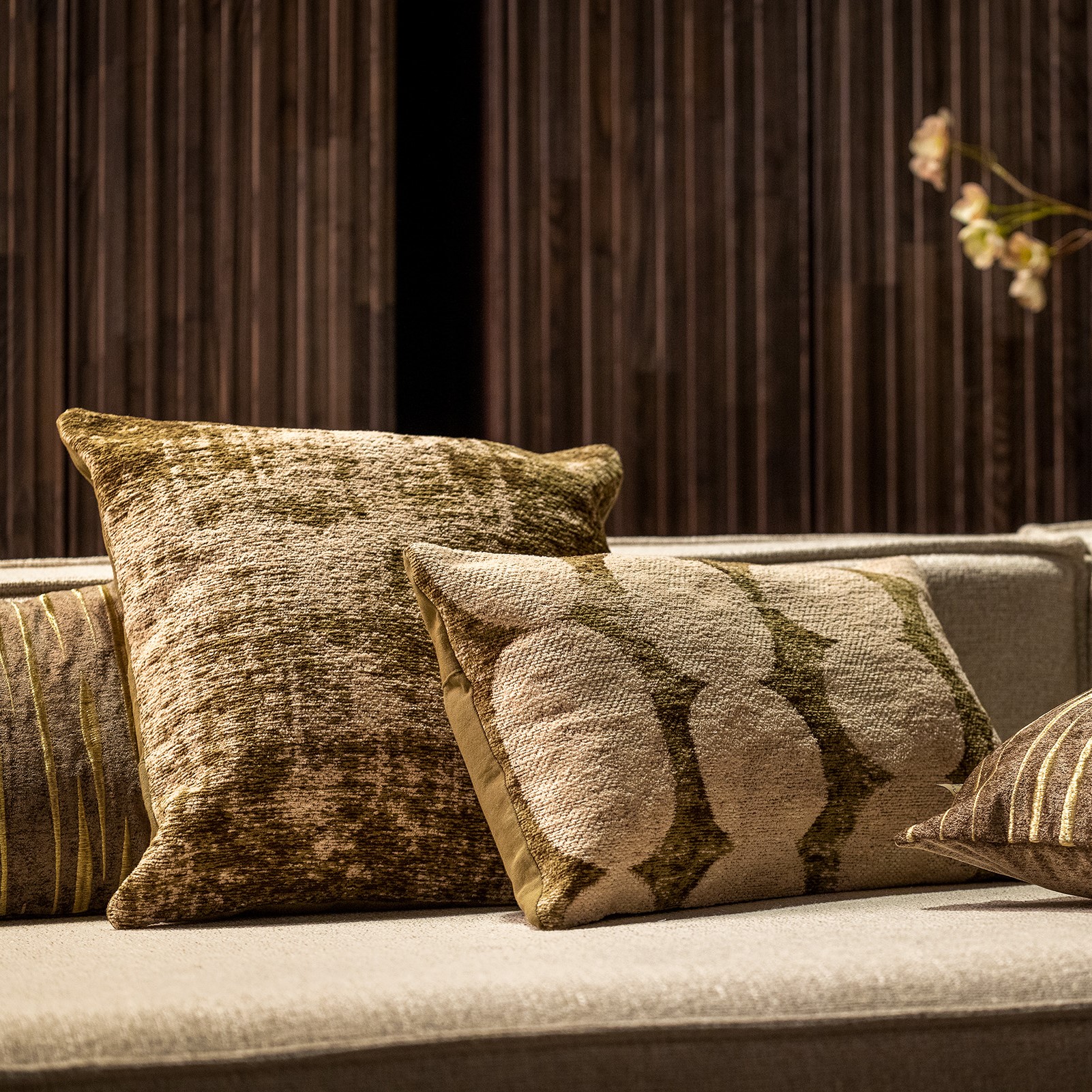 CONNOR - Sierkussen 30x50 cm - met subtiel goud accent - Shitake - bruin en goud