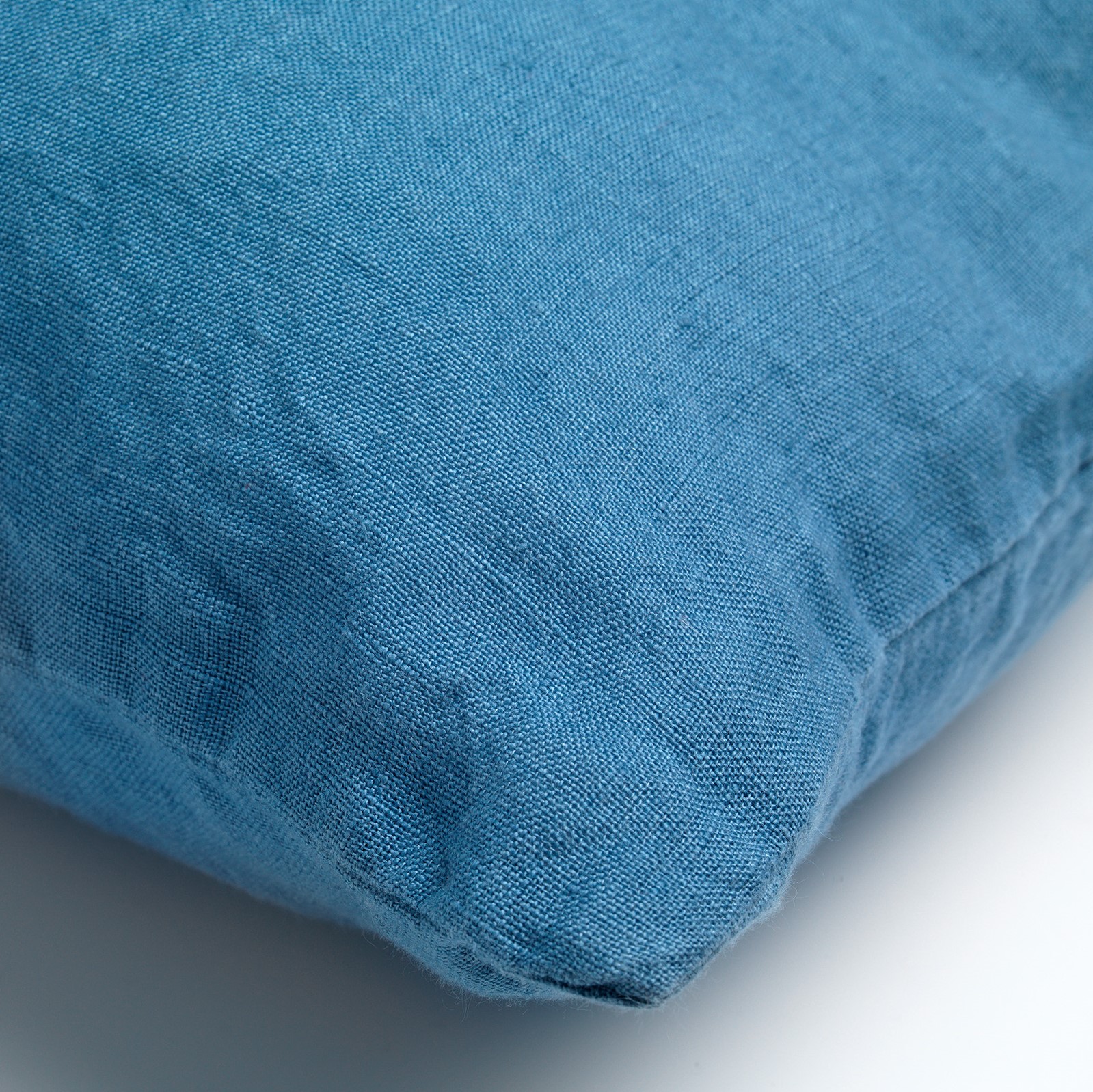 LINN - Sierkussen 45x45 cm - 100% linnen - effen kleur - Provincial Blue - lichtblauw