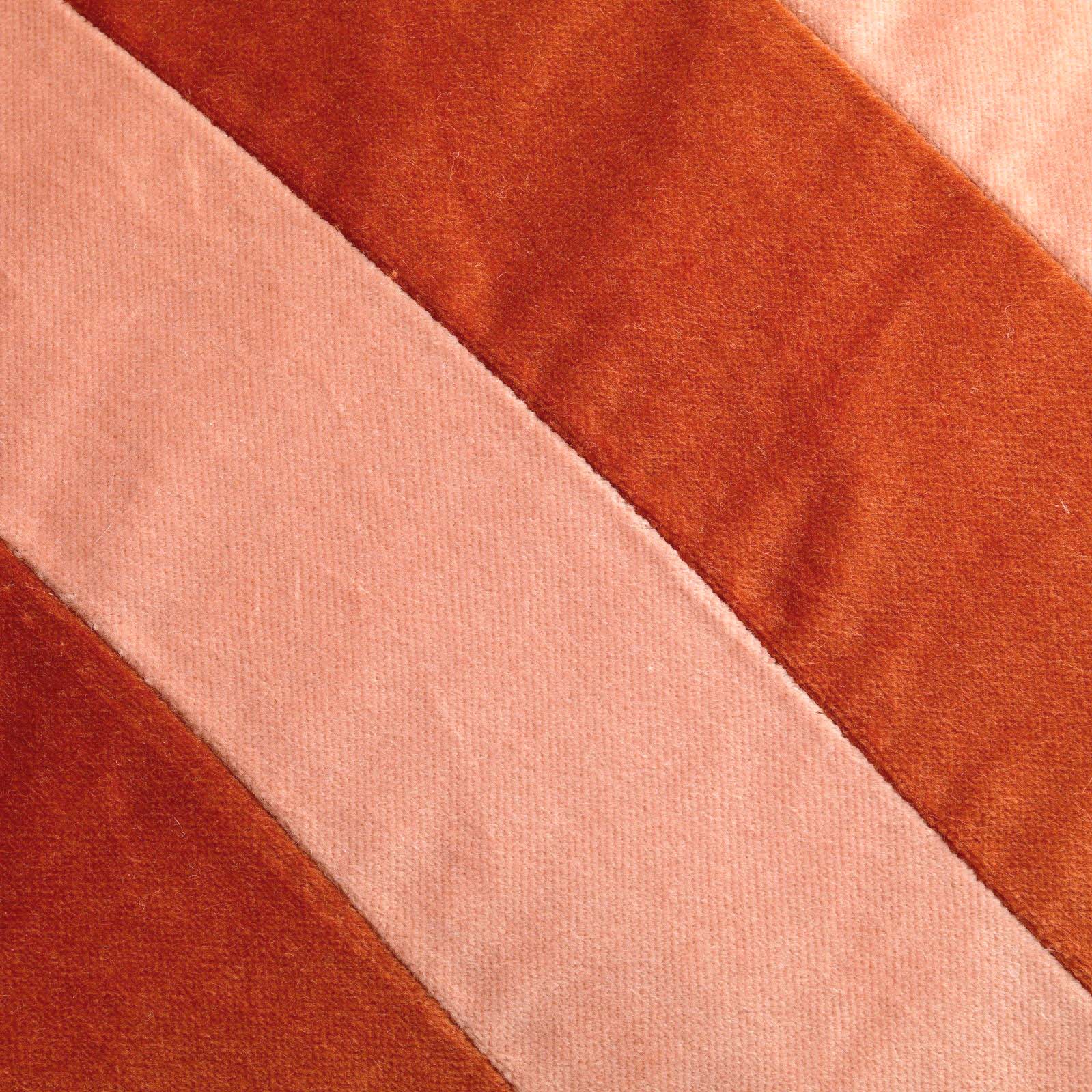 PEBBE - Sierkussen velvet 45x45 cm - potters clay - oranje - roze - strepen - color blocking PEBBE - Sierkussen velvet 45x45 cm - potters clay - oranje - roze - strepen - color blocking