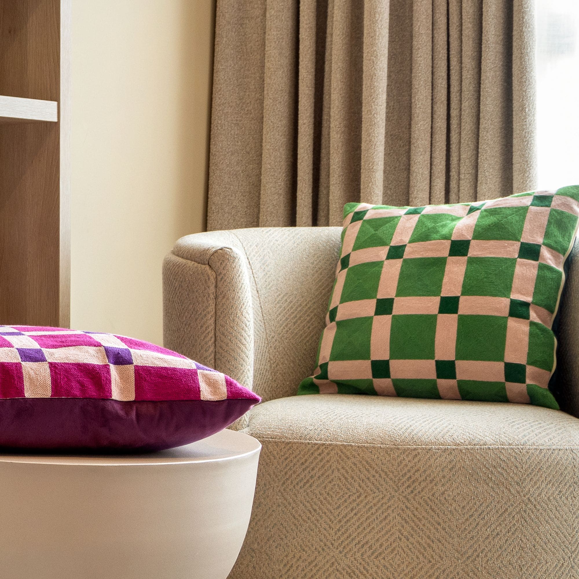 BLOCKS - kussenhoes 45x45 cm - geblokt patroon - geborduurd - Deep Lavender - paars, roze