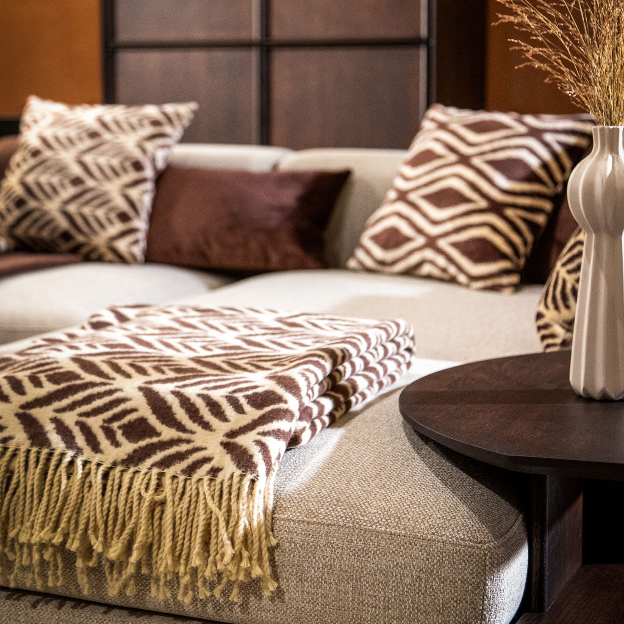 AMORA | sierkussen 45x45 cm | Chocolate Martini | bruin | Hoii | met duurzame kussenvulling