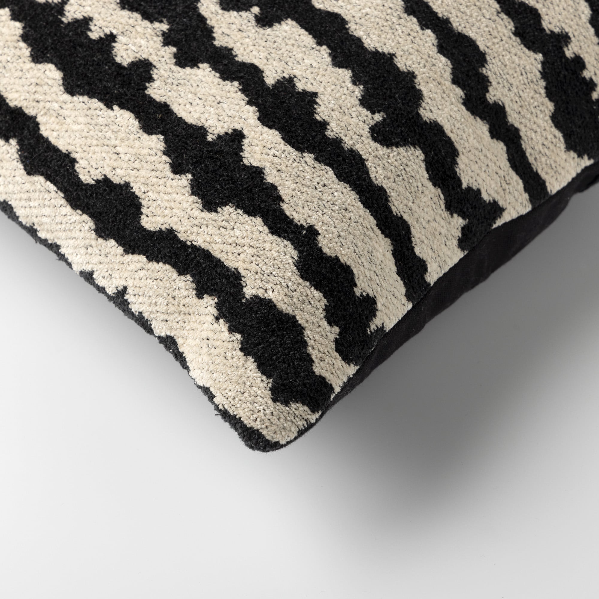 detail van zwart-wit gestreept kussen van Dutch Decor gemaakt van een dikke, zwart-wit gestreepte stof. Perfect voor een stijlvolle touch in je interieur!