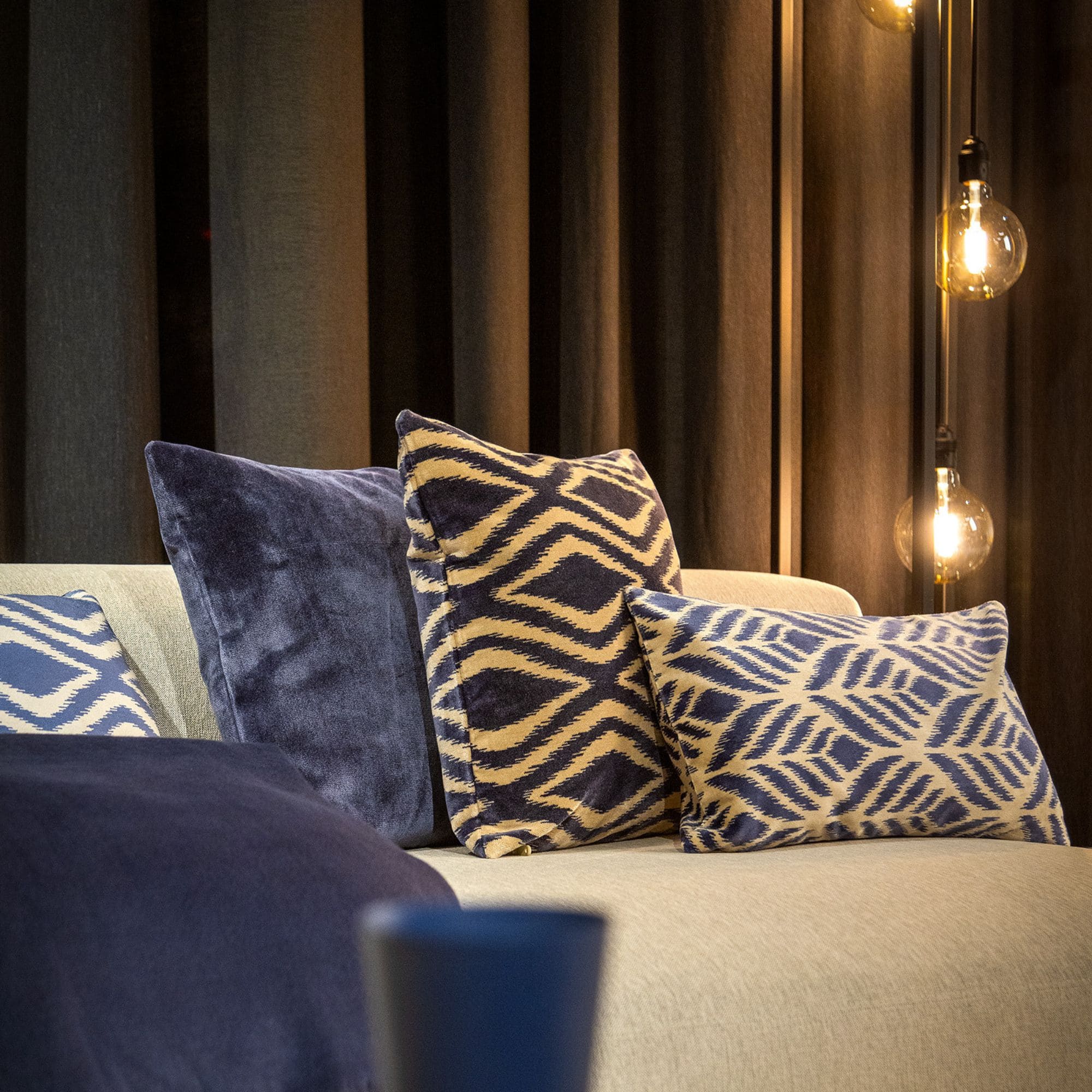 AMORA | sierkussen 45x45 cm | Insignia Blue | blauw | Hoii | met duurzame kussenvulling