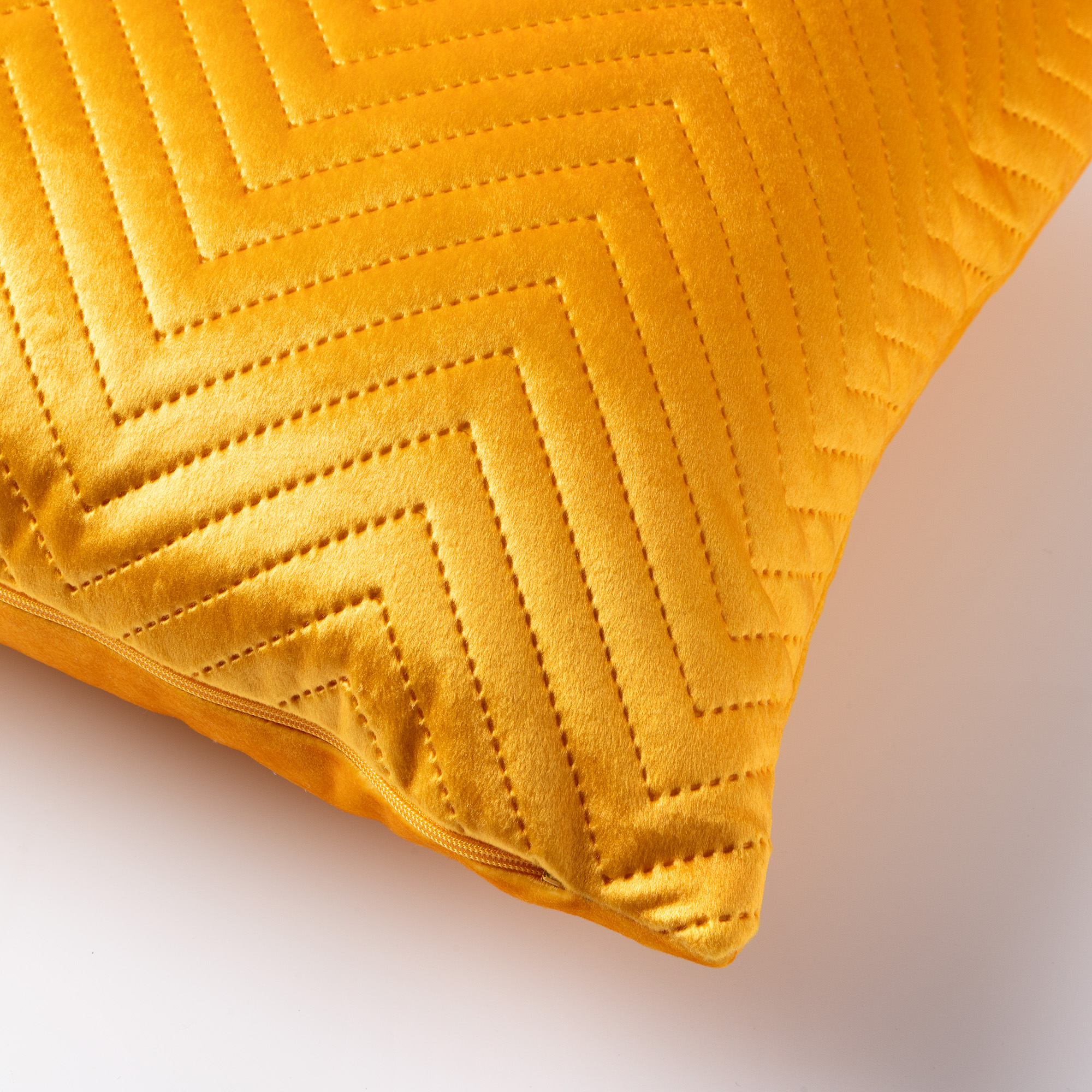 DUKE - Sierkussen 40x40 cm - voorzien van subtiel geometrisch patroon - Golden Glow - geel