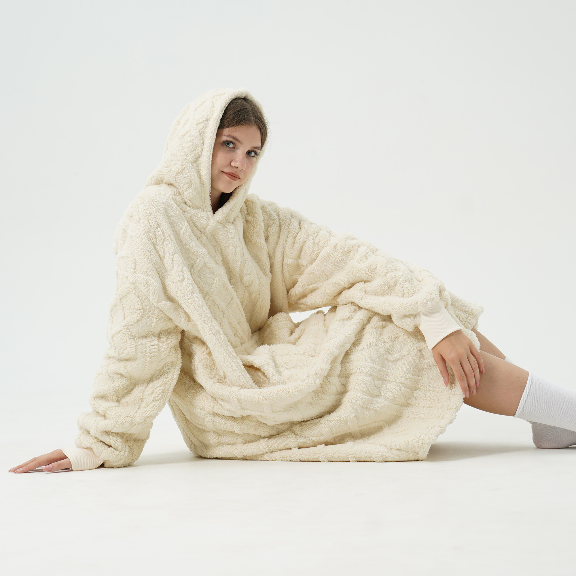SOPHIE Oversized Hoodie - 70x110 cm - Hoodie & deken in één - extra grote kabeltrui met capuchon - Bone White - offwhite SOPHIE Oversized Hoodie - 70x110 cm - Hoodie & deken in één - extra grote kabeltrui met capuchon - Bone White - offwhite