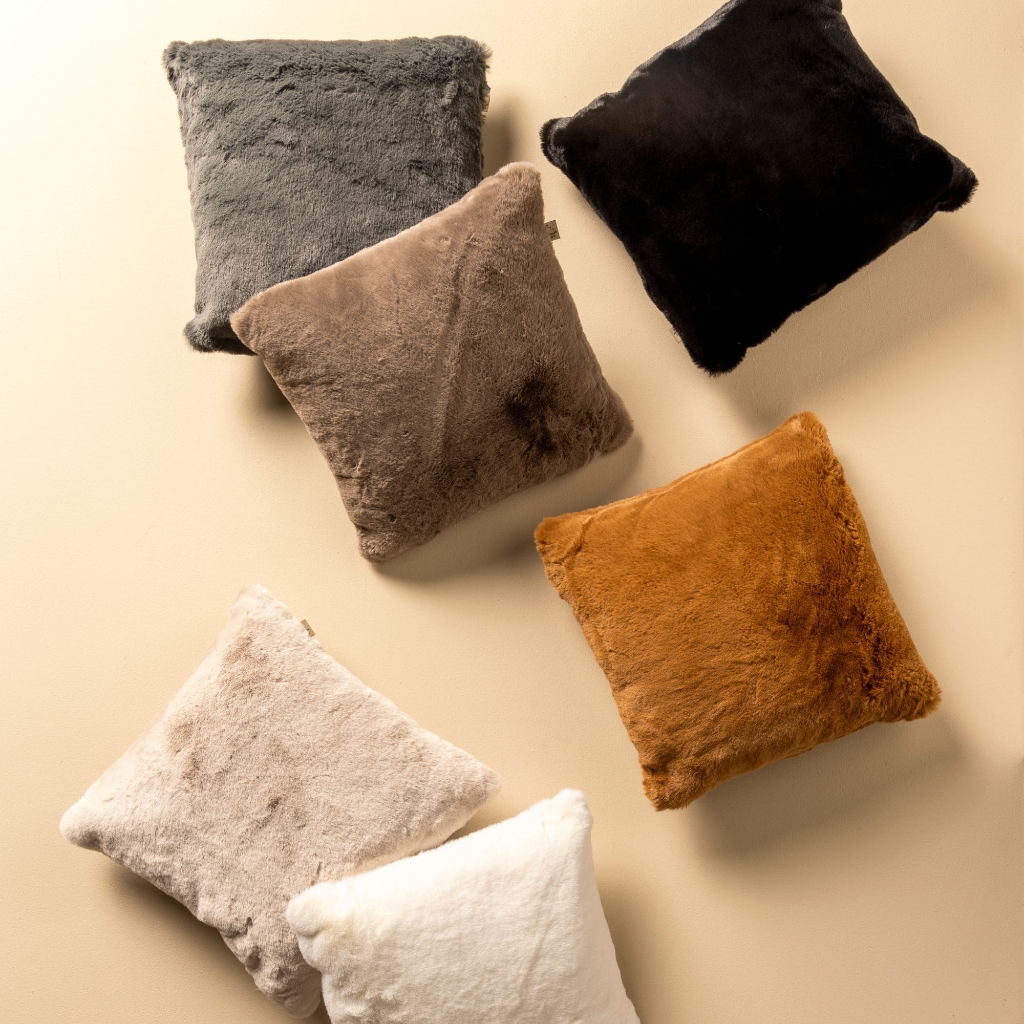 ZAYA - Sierkussen 45x45 cm - bontlook - effen kleur - Raven - zwart