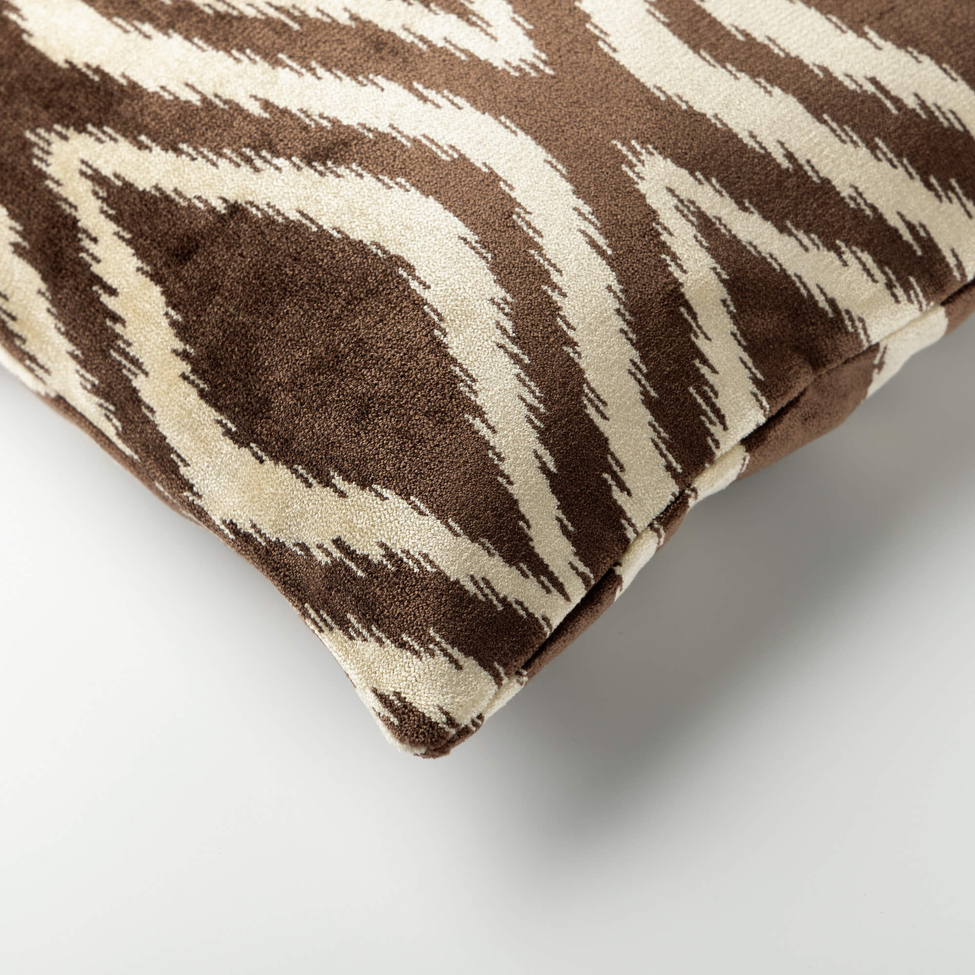 AMORA | Sierkussen 30x50 cm | Chocolate Martini | Bruin | Hoii | met duurzame kussenvulling