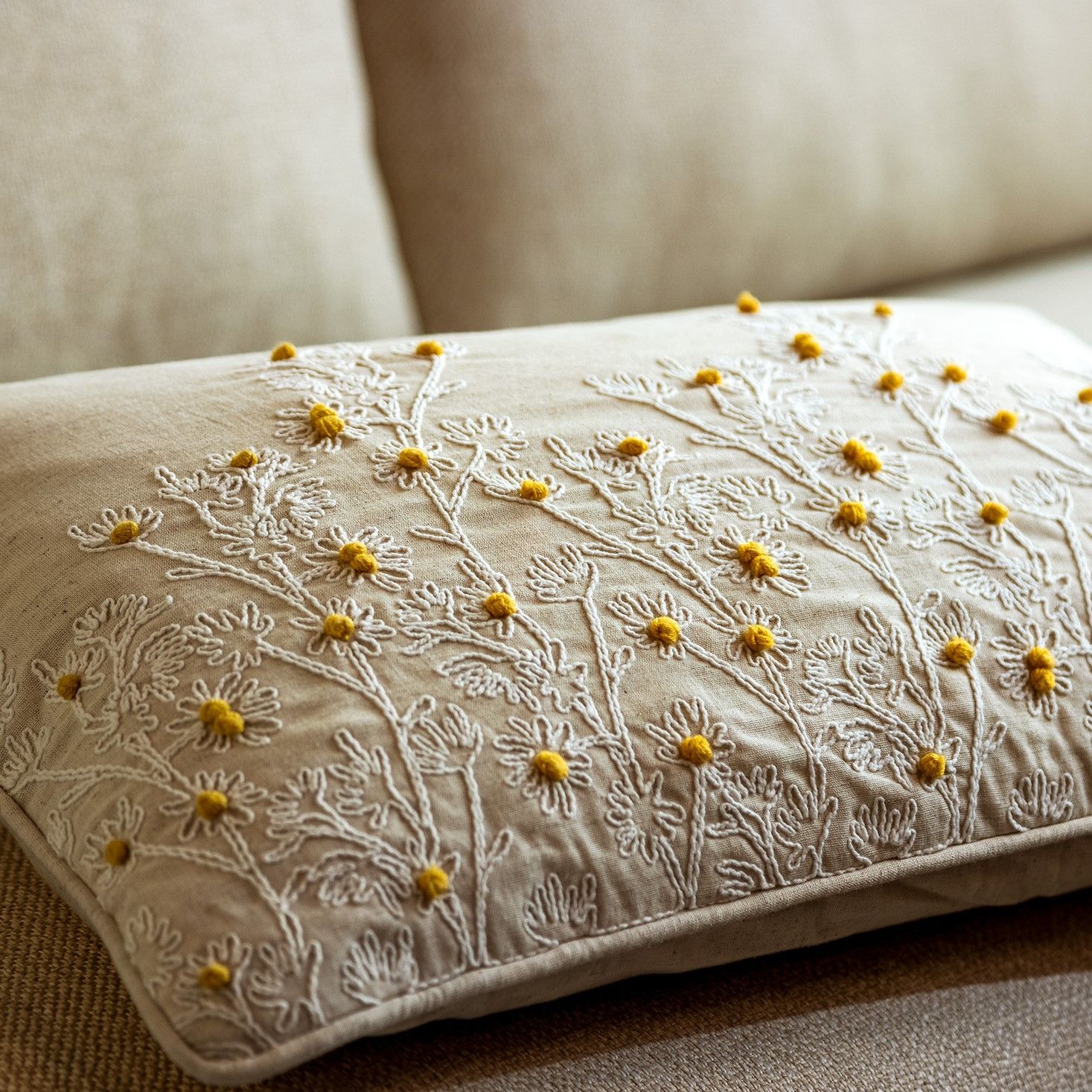 Scenario voetstappen bereiden Luxe beige sierkussen met daisy bloemenpint 40x60 cm | Hoii