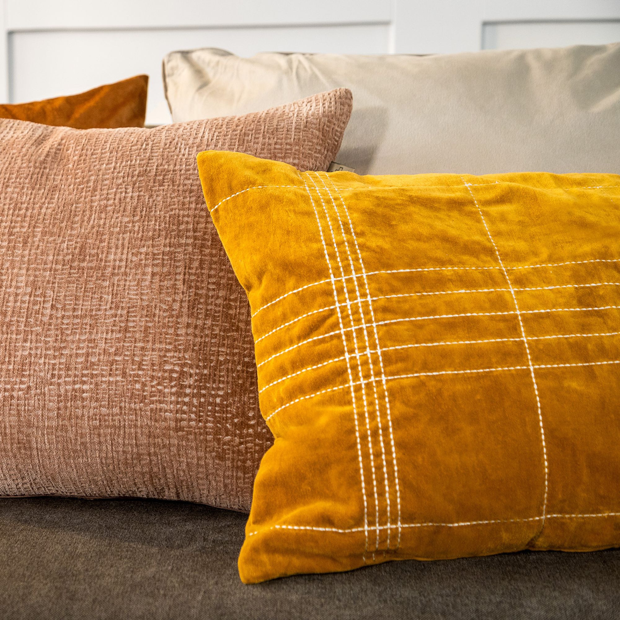 SELAH - kussenhoes 40x60 cm - velvet - 100% katoen - Chai Tea - geel