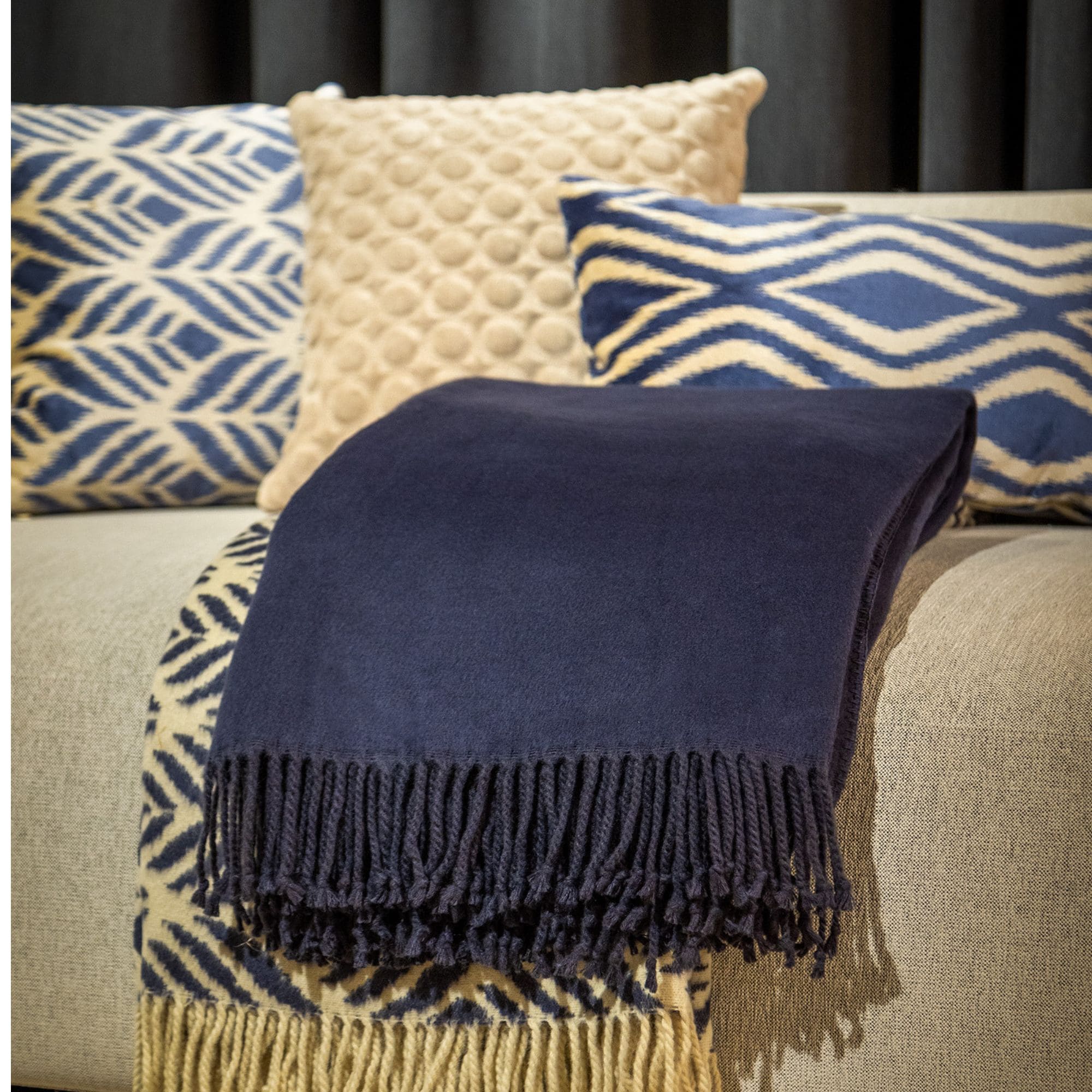 AMORA | sierkussen 45x45 cm | Insignia Blue | blauw | Hoii | met duurzame kussenvulling