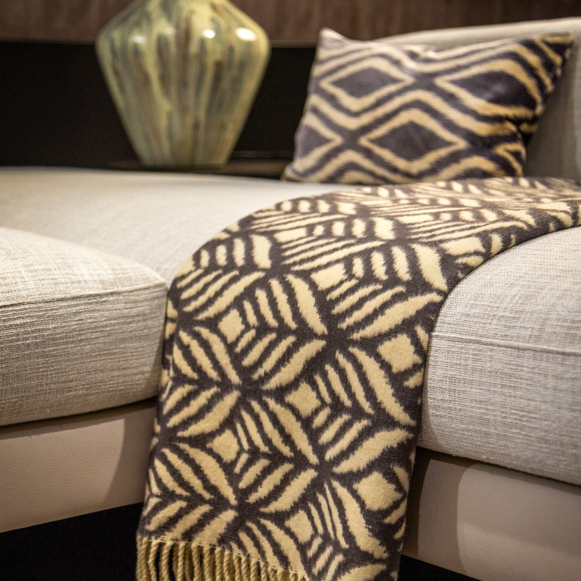 AMORA | sierkussen 45x45 cm | Charcoal Gray | antraciet | Hoii | met duurzame kussenvulling