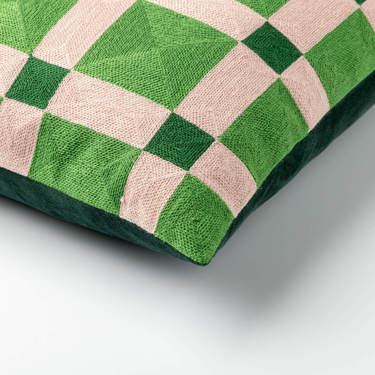 BLOCKS - sierkussen 45x45 cm - geblokt patroon - geborduurd - Courtyard - groen