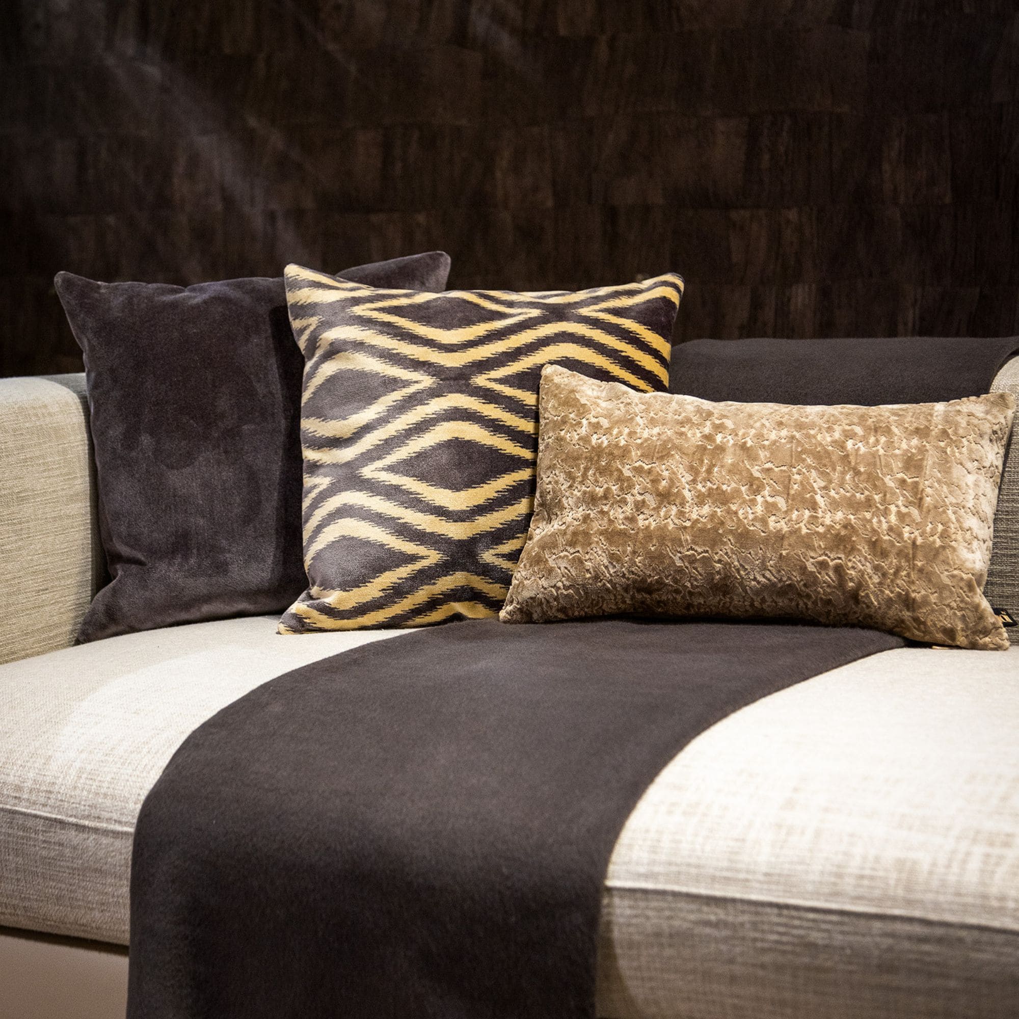 AMORA | sierkussen 45x45 cm | Charcoal Gray | antraciet | Hoii | met duurzame kussenvulling