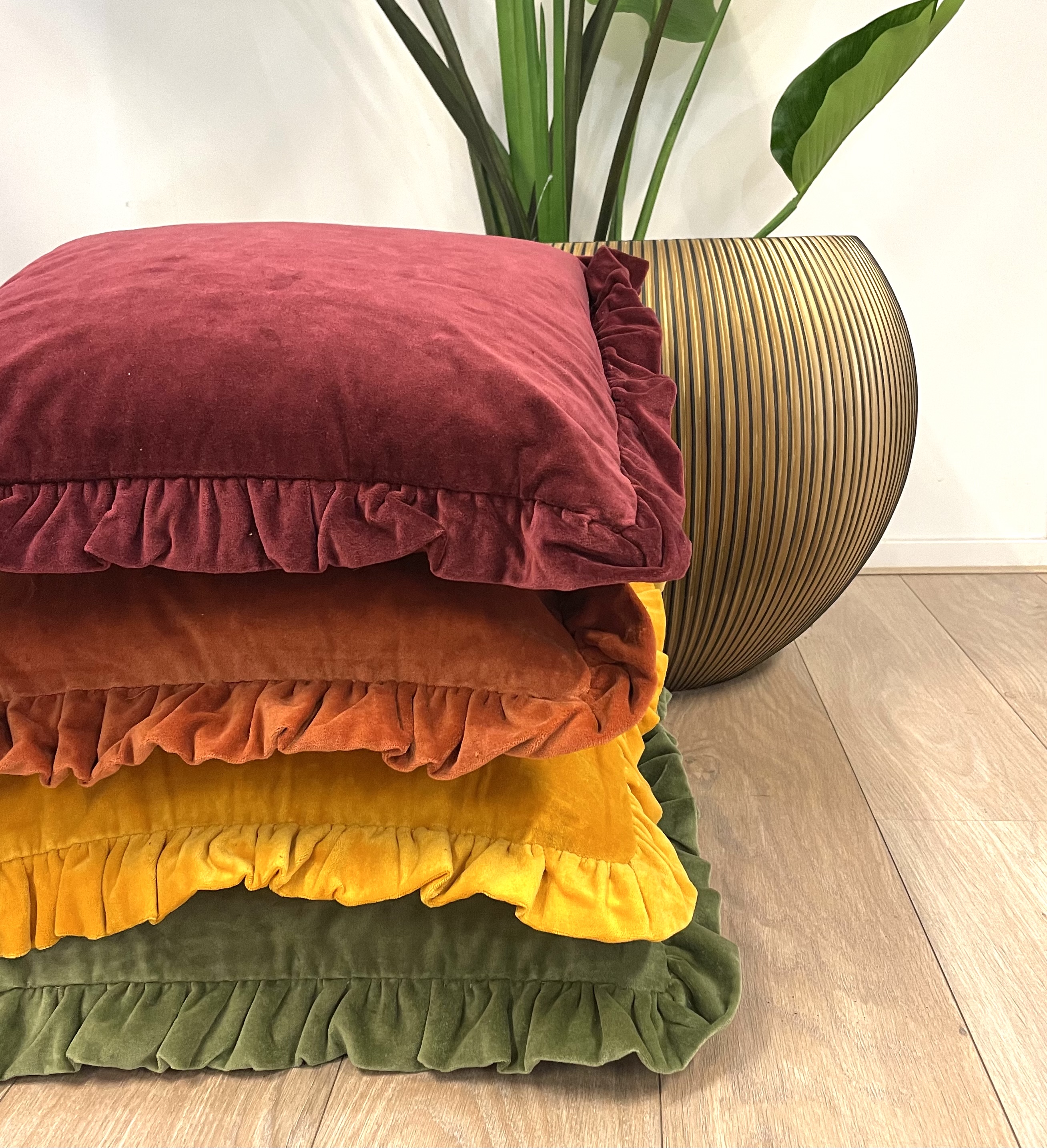 YARA - Kussenhoes 100% katoen 45x45 cm - velvet - Golden Glow - geel - ruches rondom YARA - Kussenhoes 100% katoen 45x45 cm - velvet - Golden Glow - geel - ruches rondom