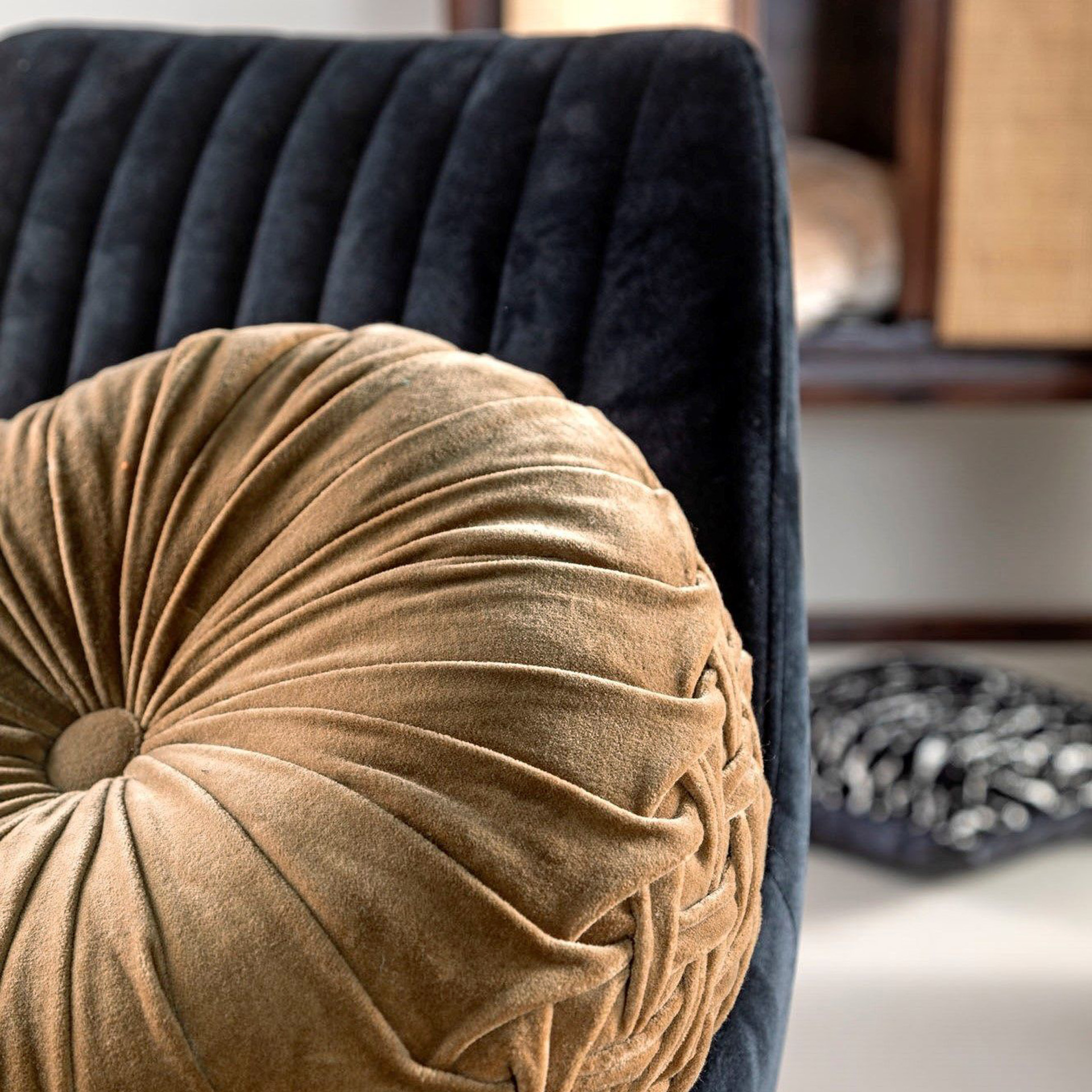 KAJA - Sierkussen rond velvet 40 cm - Tobacco Brown - bruin KAJA - Sierkussen rond velvet 40 cm - Tobacco Brown - bruin